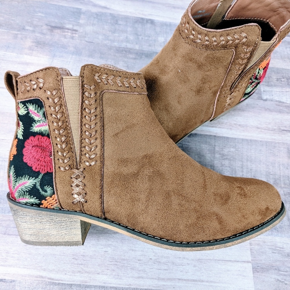 Embroidered faux suede ankle boots - Picture 3 of 7